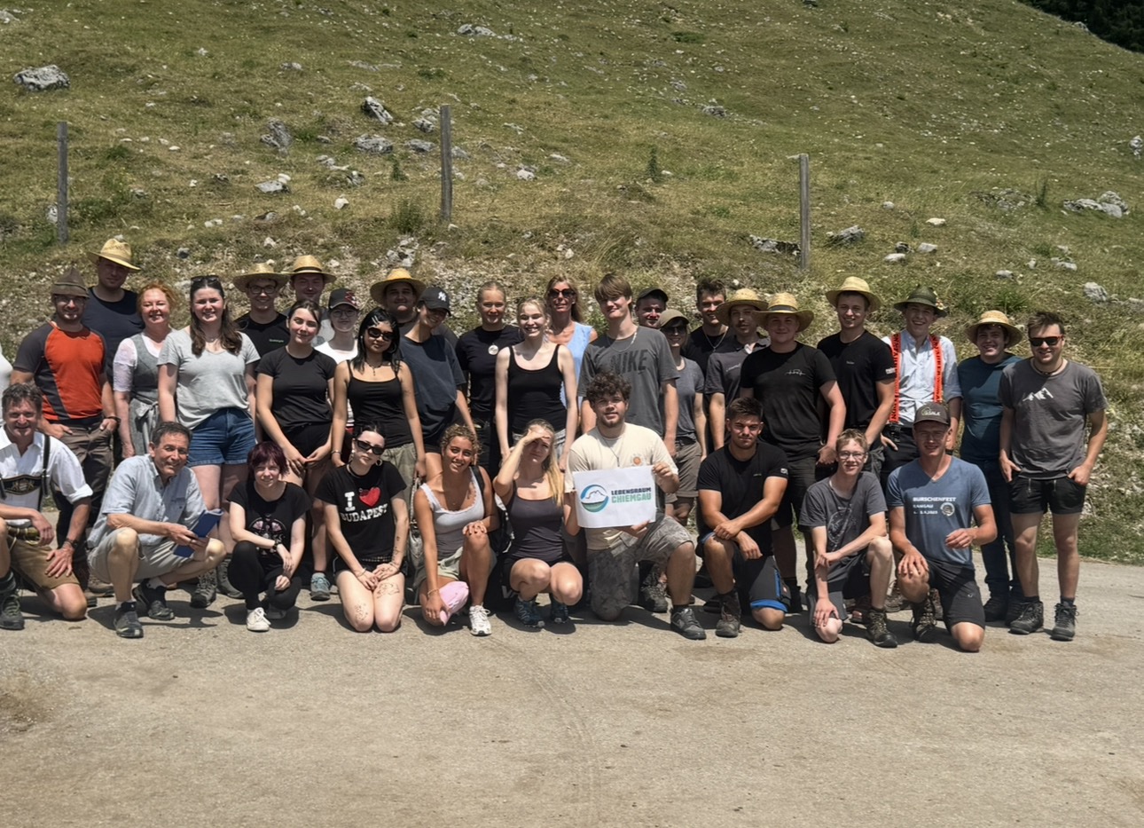 Gruppe der beteiligten Schülerinnen, Schüler, Studierenden und Projektpartner auf dem Sudelfeld